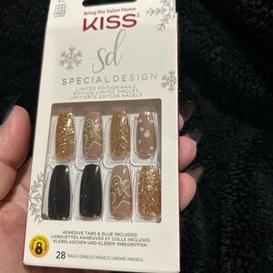 KISS Special Design Nail Set with Gold Glitter and Black